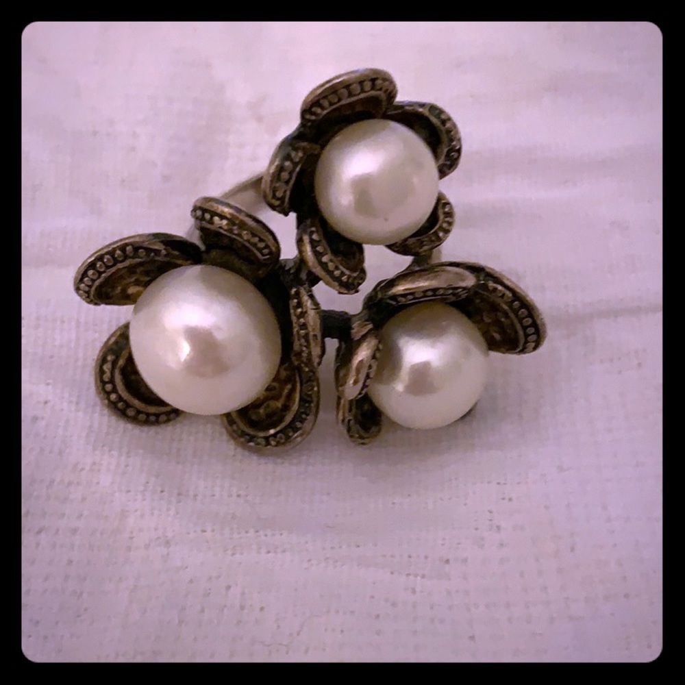 9.25 silver and pearl flower ring